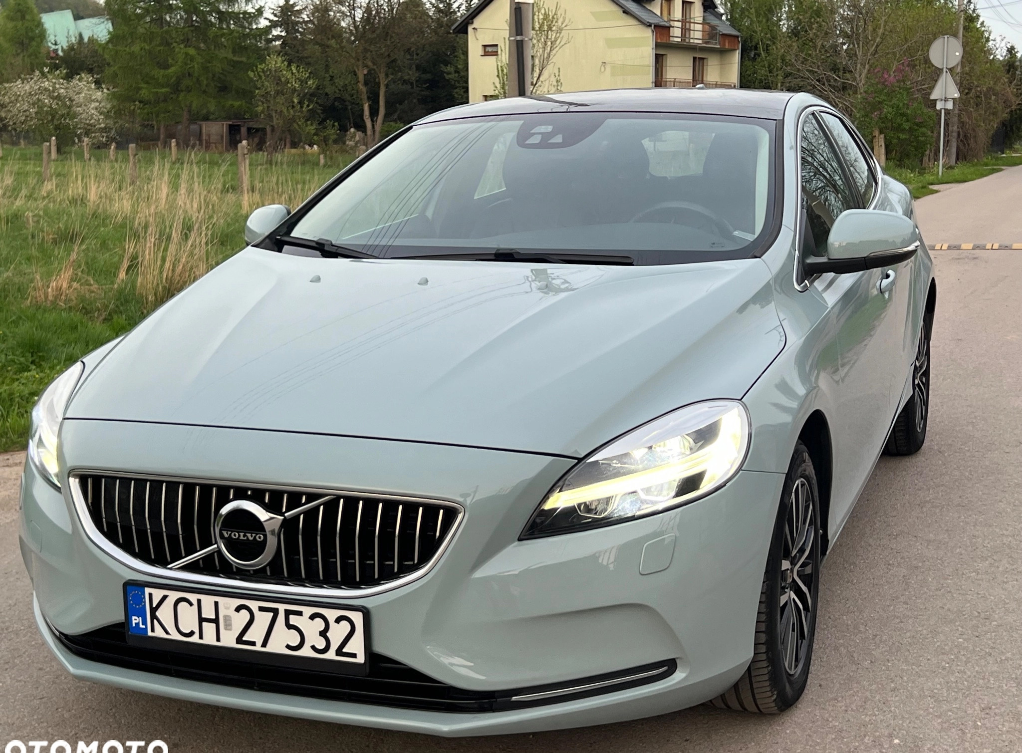 Volvo V40 cena 59900 przebieg: 165500, rok produkcji 2017 z Chrzanów małe 781